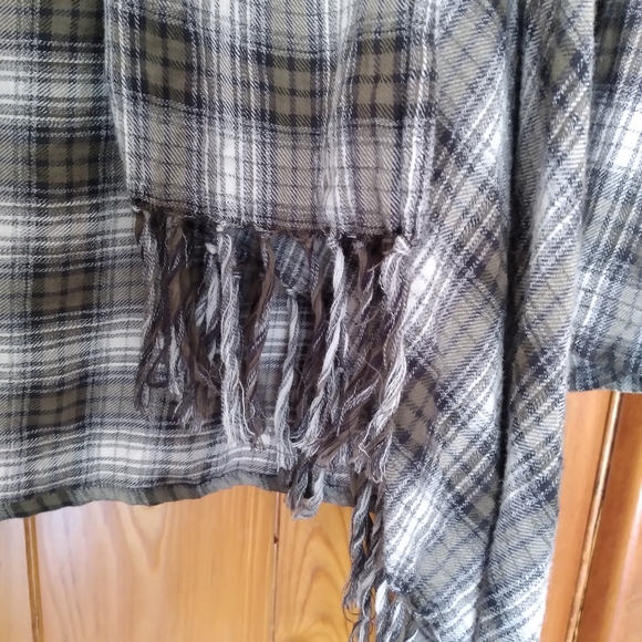 Asymmetrical Cardigan with Fringes - Picture 5 of 8